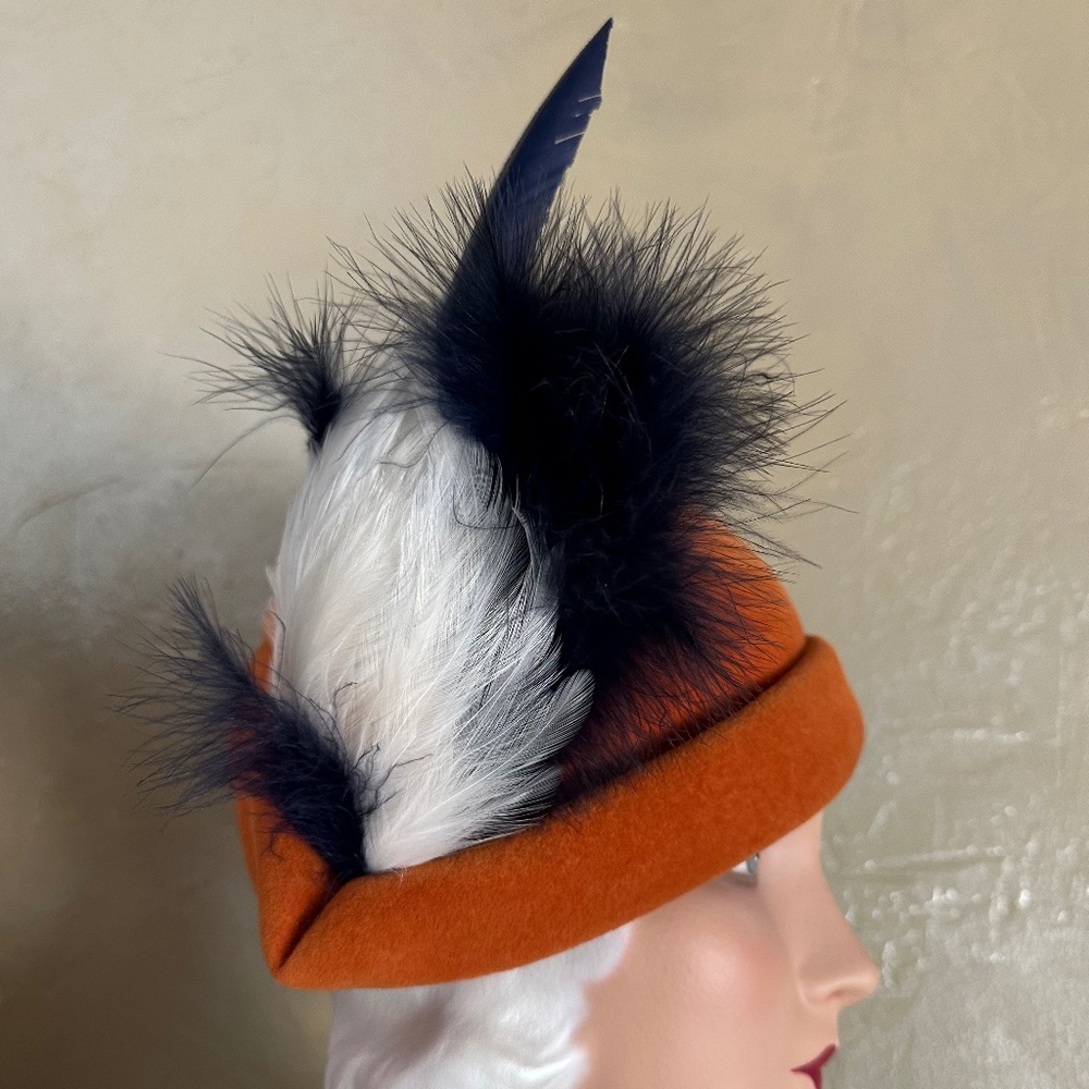 IMPOSING 1950s' DESIGNER MR. JOHN ORANGE FELT CLOCHE  + NAVY/WHITE FEATHERS - Picture 2 of 11
